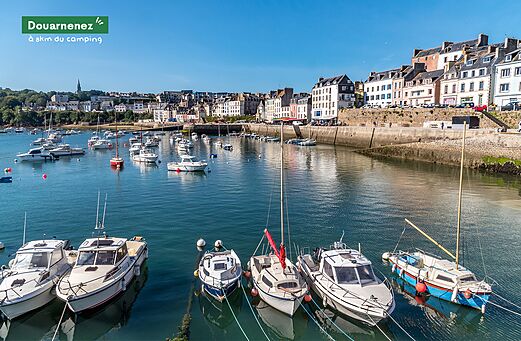 Haven van Douarnenez met boten en kleurrijke huizen, Finistère, Bretagne.
