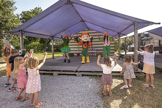 Animatieshow voor kinderen met mascotte op camping CLICOCHIC Baie de Douarnenez.