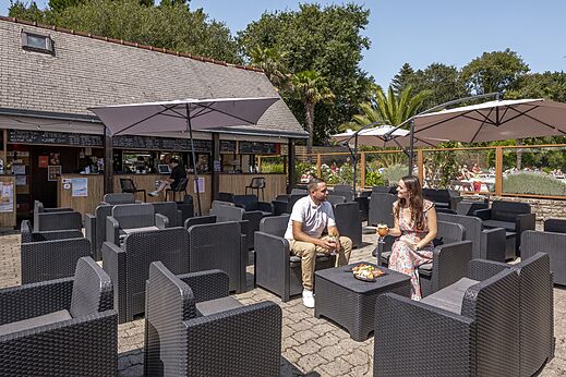 Buitenbar, schaduwrijk terras, stel op camping CLICOCHIC Baie de Douarnenez.