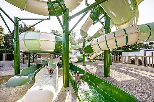 Gigantische waterglijbanen op camping CLICOCHIC Baie de Douarnenez (29).
