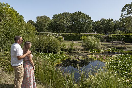 Vijver met waterlelies en weelderig groen op camping CLICOCHIC Baie de Douarnenez in Poullan-sur-Mer.