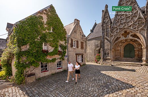 Geplaveide straat en gotische kerk in Pont-Croix, karakteristiek dorp in Bretagne.