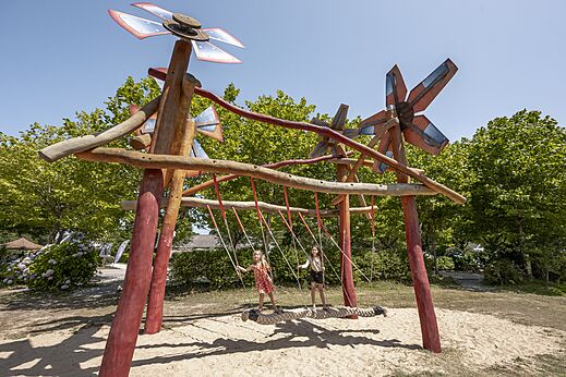 Grote houten schommel voor kinderen op camping CLICOCHIC Baie de Douarnenez in Poullan-sur-Mer (29).