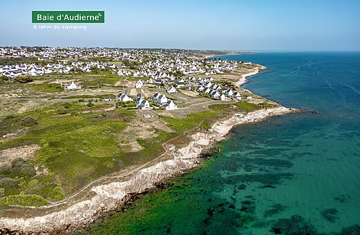 Baai van Audierne, kustdorp en turquoise wateren in Bretagne, Frankrijk.