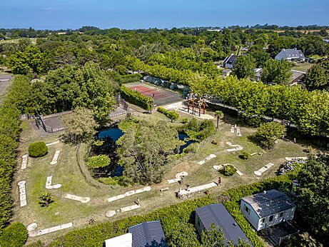 Minigolfbaan, tennisbaan en speeltuin op camping CLICOCHIC Baie de Douarnenez.