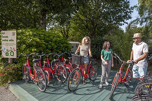 Verhuur van rode fietsen voor tochten op camping CLICOCHIC Baie de Douarnenez in Poullan-sur-Mer (29).