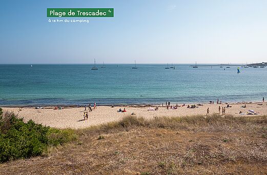 Strand van Trescadec, fijn zand en turquoise zee nabij Poullan-sur-Mer.