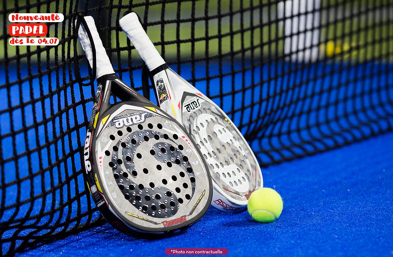 Padel rackets en bal op blauw veld, nieuw op camping CAPFUN Barbacane in NARBONNE (11).