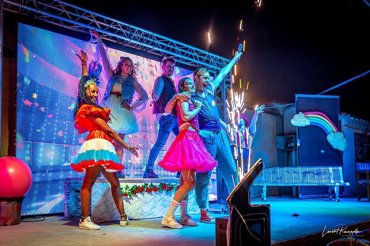 Levendige animatieshow met artiesten en pyrotechniek op camping CAPFUN Barbacane in NARBONNE (11).