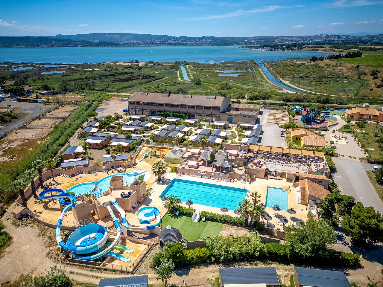 Waterpark, glijbanen, zwembaden en stacaravans op camping CAPFUN Barbacane in NARBONNE (11).