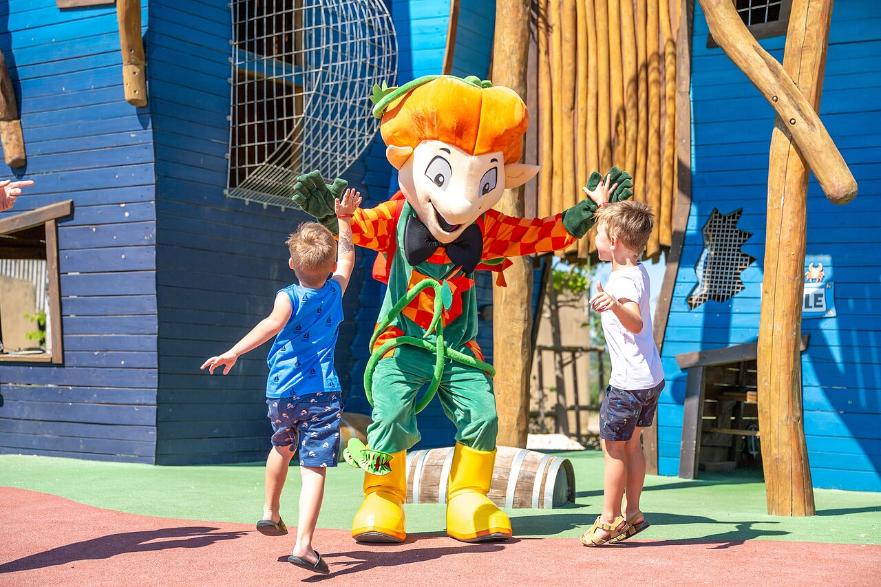 Capfun mascotte en kinderen spelen op animatiegebied op camping CAPFUN Barbacane in NARBONNE (11).