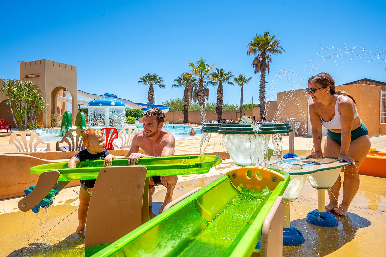Waterspelen, peuterbad voor familie op camping CAPFUN Barbacane in NARBONNE (11).