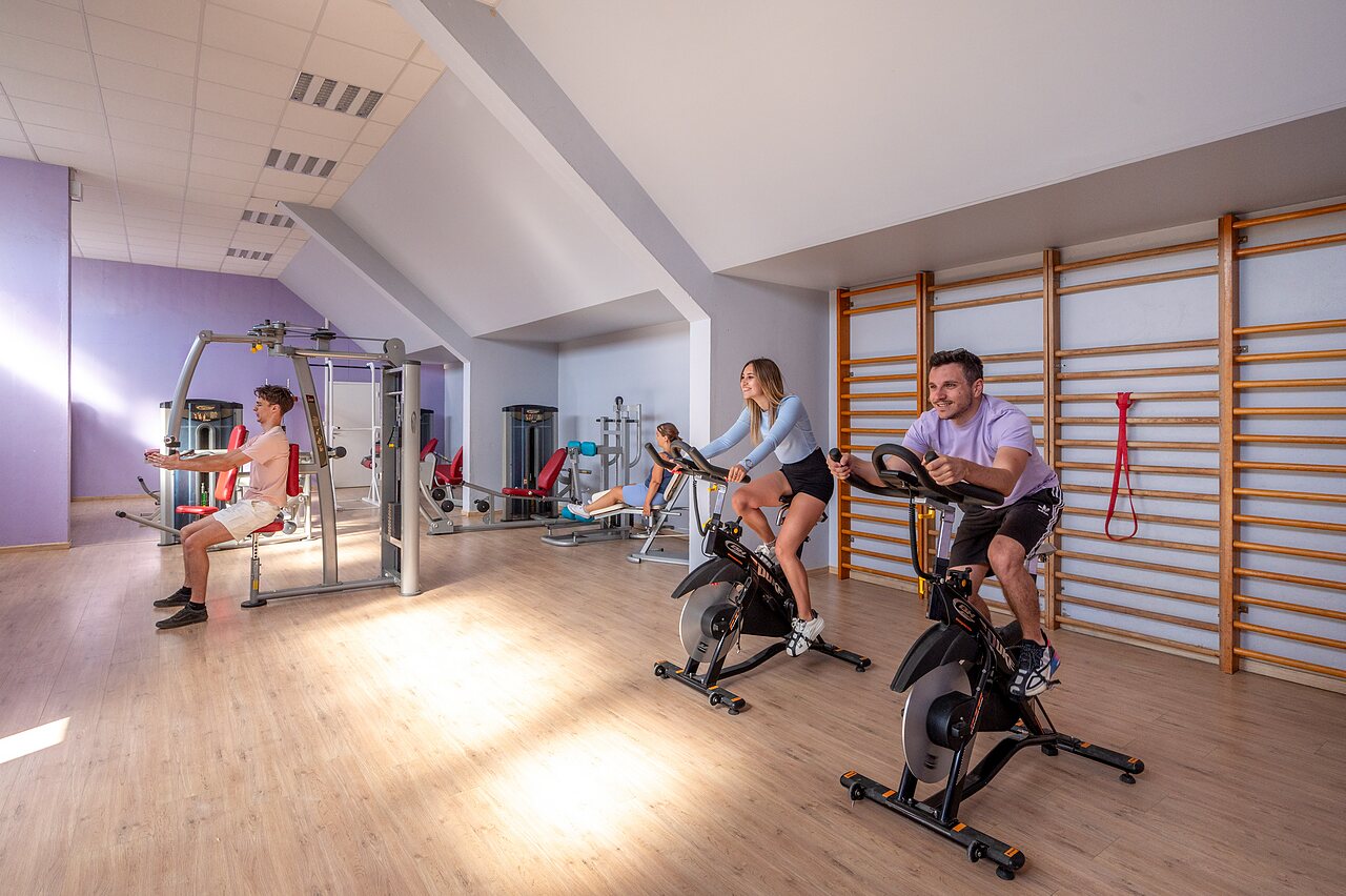 Fitnessruimte, fietsen, krachttraining, op camping CAPFUN Barbacane in NARBONNE (11).