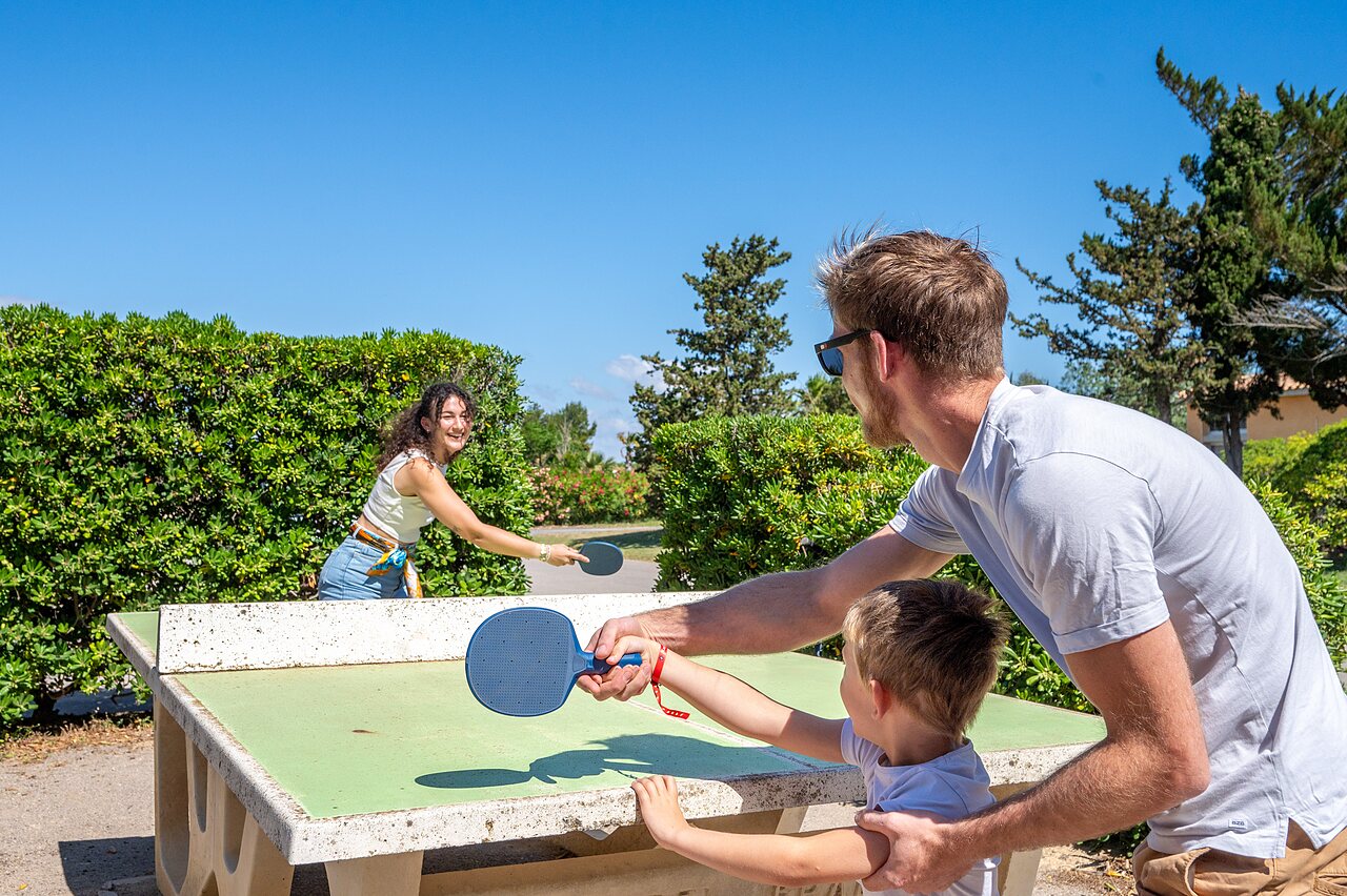 Familie speelt tafeltennis op buitentafel, camping CAPFUN Barbacane in Narbonne.