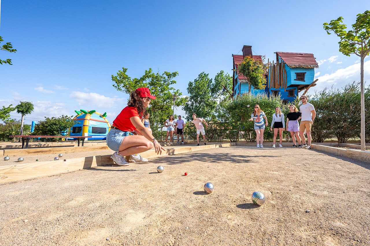 Petanque, springkasteel, spelletjes op camping CAPFUN Barbacane in NARBONNE (11).