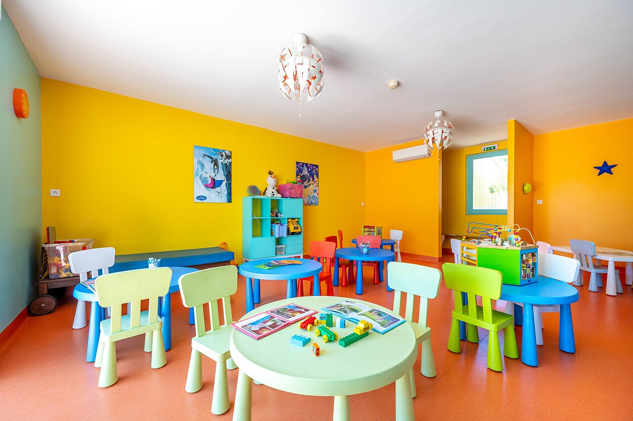 Kleurrijke kinderclub met tafels, stoelen, speelgoed op CAPFUN Barbacane NARBONNE (11).