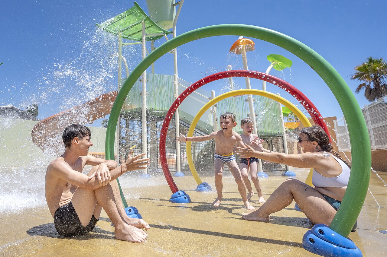 Zwembad, waterspellen, familie plezier makend op camping CAPFUN Barbacane in NARBONNE.