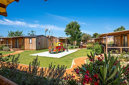 Houten stacaravans en kleurrijke speeltuin op camping CAPFUN Barbacane in NARBONNE (11).