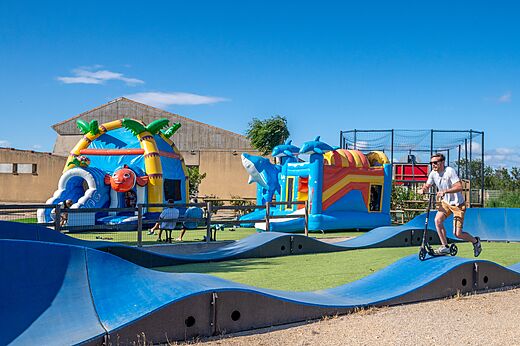 Pumptrackbaan en opblaasbare speeltoestellen voor kinderen op camping CAPFUN Barbacane in NARBONNE (11).