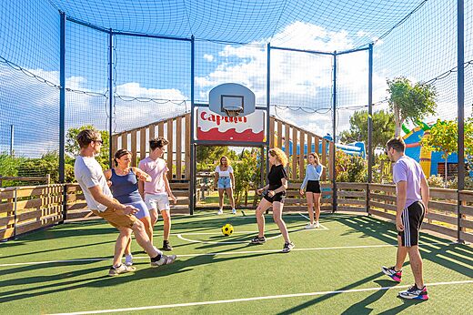 Multisportterrein en jongeren die voetballen op camping CAPFUN Barbacane in NARBONNE (11).