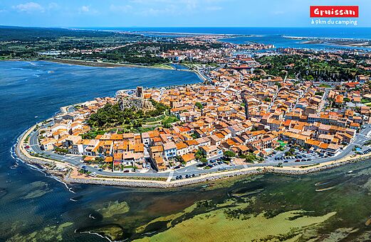 Luchtfoto van het dorp Gruissan, kustplaats om te bezoeken nabij Narbonne.