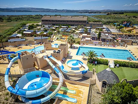 Waterpark met reuzenglijbanen en zwembaden op camping CAPFUN Barbacane in NARBONNE (11).