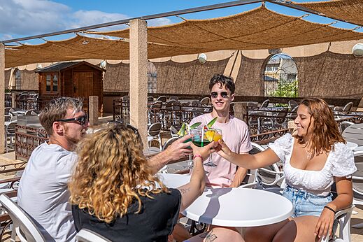 Vrienden proosten met cocktails aan de bar van camping CAPFUN Barbacane in NARBONNE (11).