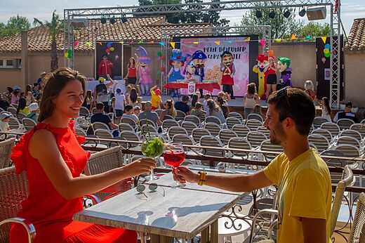 Animatieshow op podium met personages en publiek op camping CAPFUN Barbacane in NARBONNE (11).