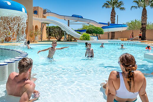 Buitenzwembad met waterglijbanen en waterspellen op camping CAPFUN Barbacane in NARBONNE (11).