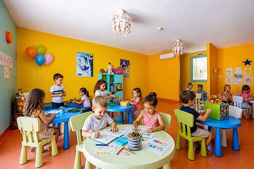 Kinderen spelen en tekenen in de kinderclub CAPFUN Barbacane in NARBONNE (11).