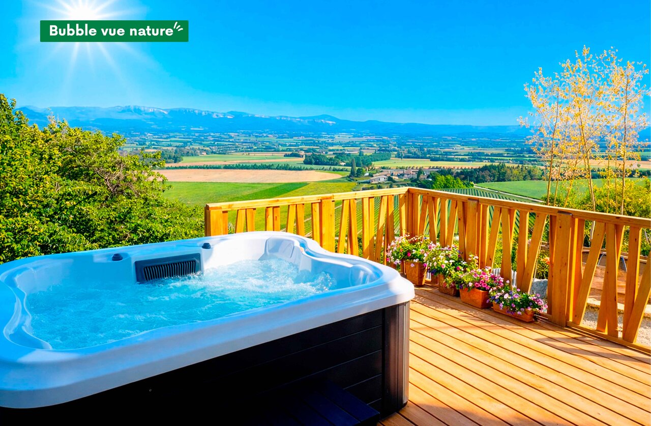 Buitenjacuzzi op houten terras, natuurzicht op camping CLICOCHIC Bastets in Marsanne (26).