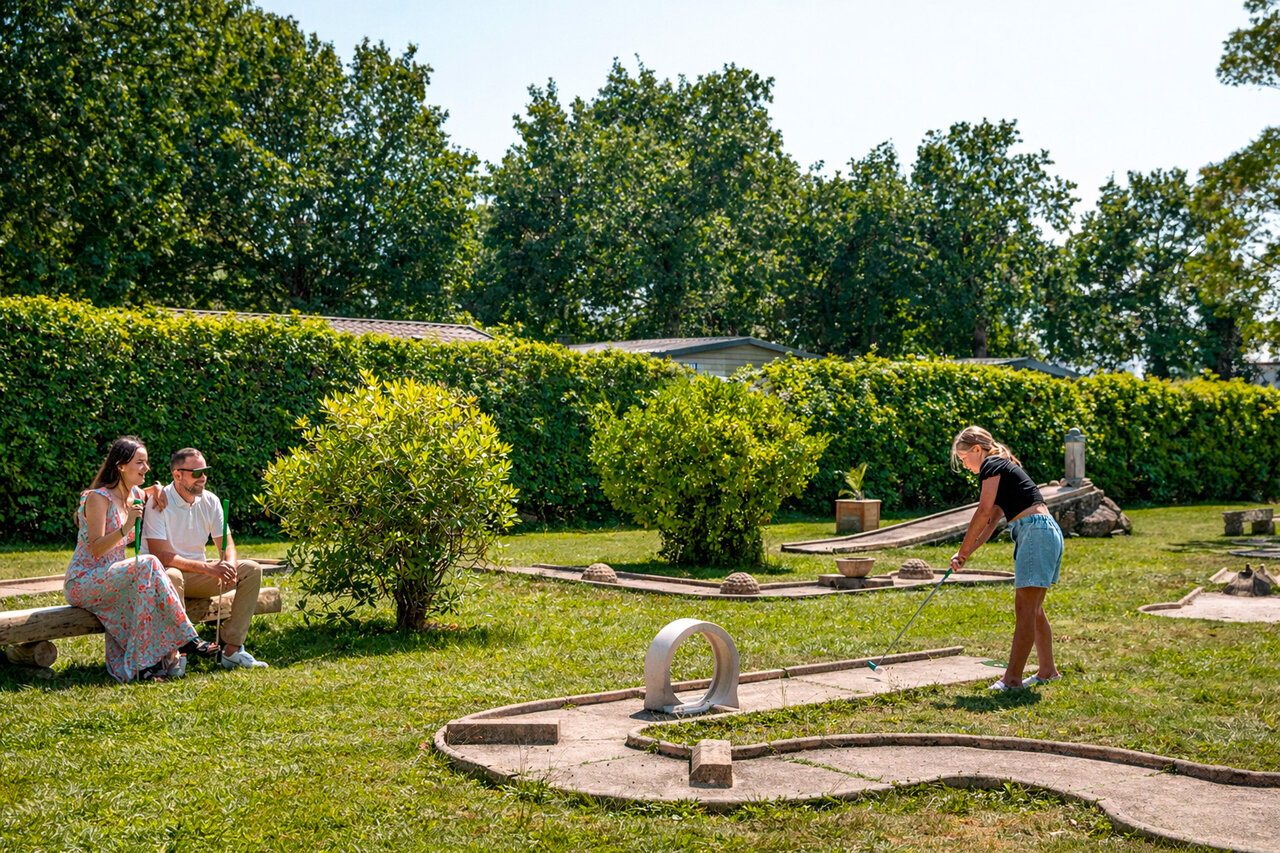 Familie minigolf, meisje op camping CLICOCHIC Bastets in Marsanne (26).