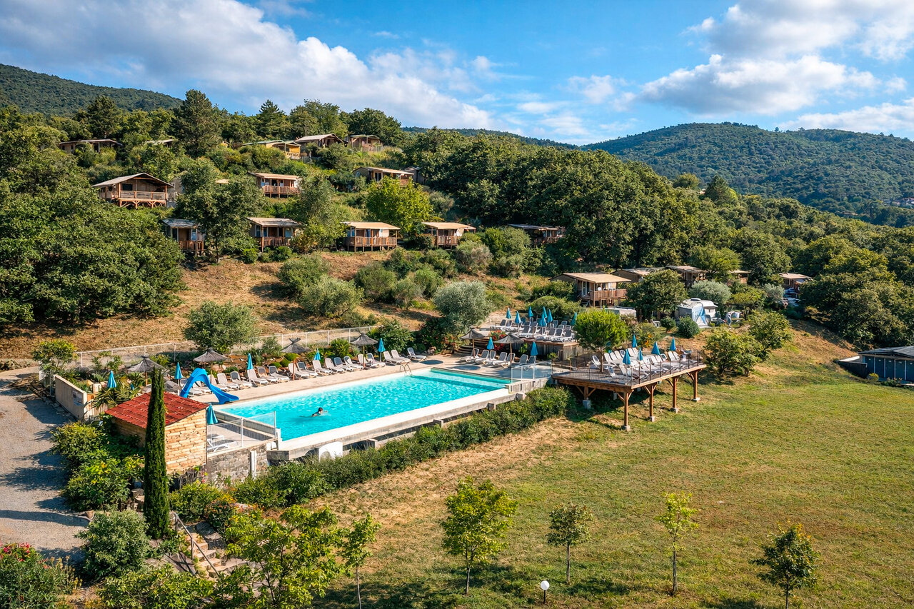 Buitenzwembad met glijbaan en chalets op camping CLICOCHIC Bastets in Marsanne (26).