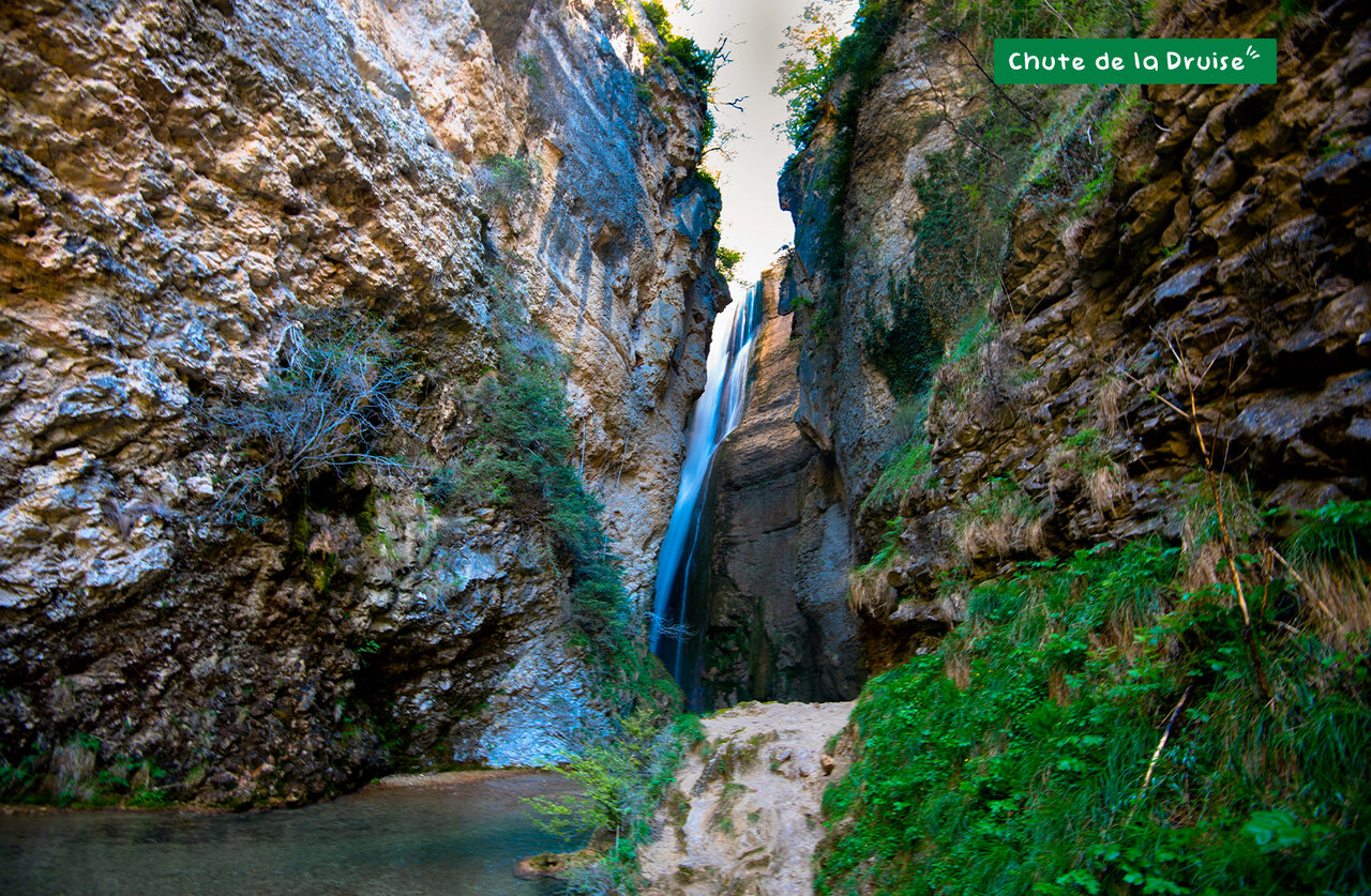 Indrukwekkende Chute de la Druise, natuurlijke waterval in rotsachtige kloof, nabij Marsanne.
