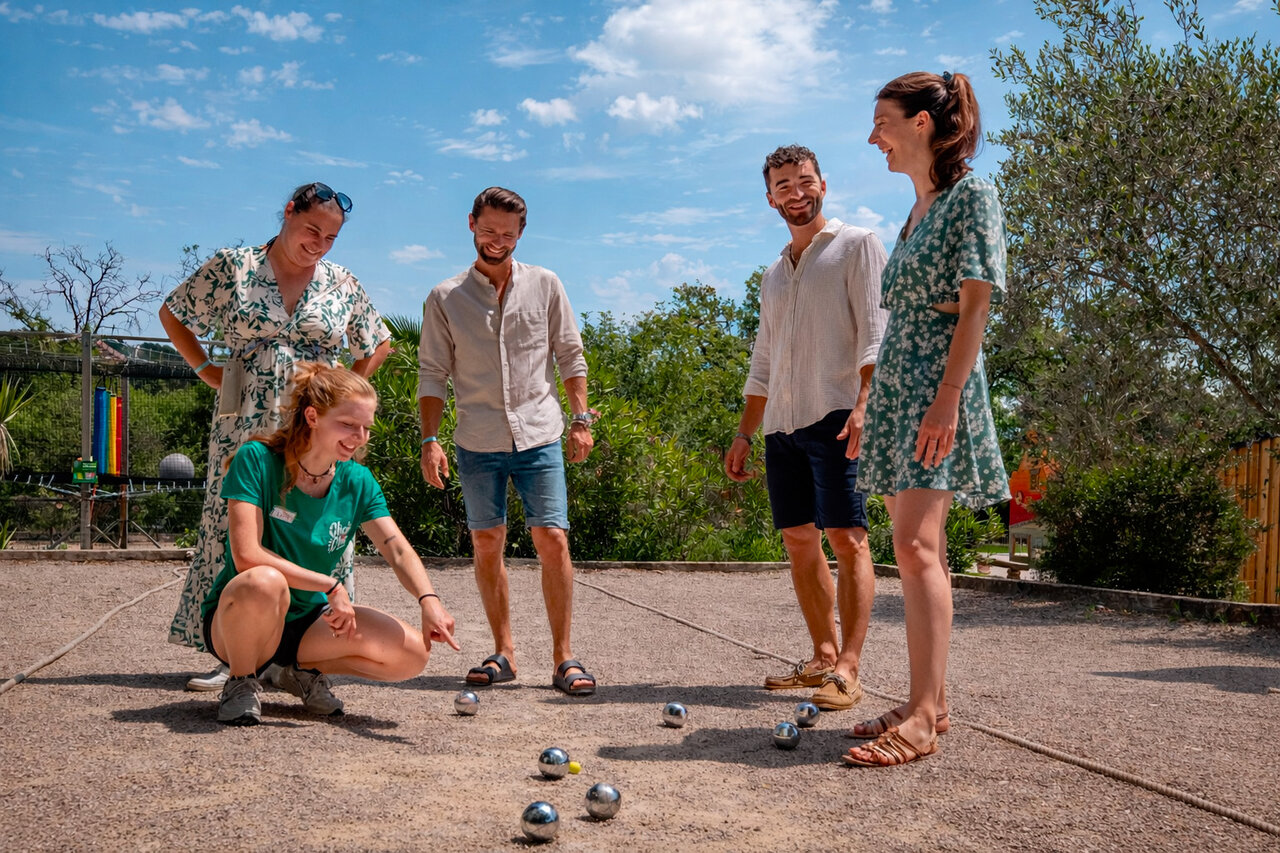 Levendig jeu de boules spel met vakantiegangers op camping CLICOCHIC Bastets in Marsanne (26).