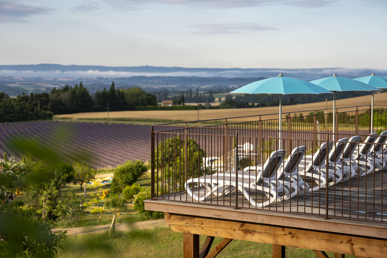 Ligstoelen, parasols, panoramisch uitzicht op camping CLICOCHIC Bastets in Marsanne (26).