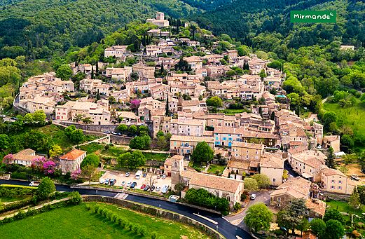 Middeleeuws heuveldorp Mirmande, een van de mooiste dorpen in de Drôme.