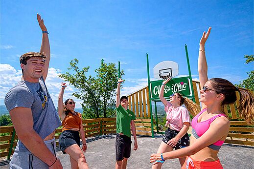 Jongeren basketballen op een multisportterrein op camping CLICOCHIC Bastets in Marsanne (26).