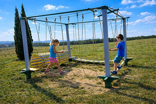 Kinderen op avontuurlijk speelparcours op camping CLICOCHIC Bastets in Marsanne (26).