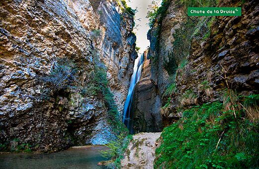 Chute de la Druise, indrukwekkende natuurlijke waterval in rotsachtige kloof nabij Marsanne (26).