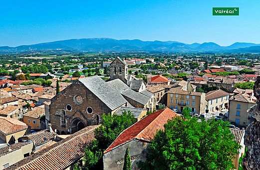 Luchtfoto van de charmante stad Valréas, in de Provence, met zijn daken.