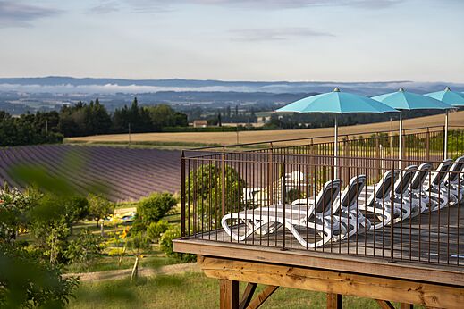 Panoramisch uitzicht, stoelen, parasols, terras camping CLICOCHIC Bastets Marsanne.