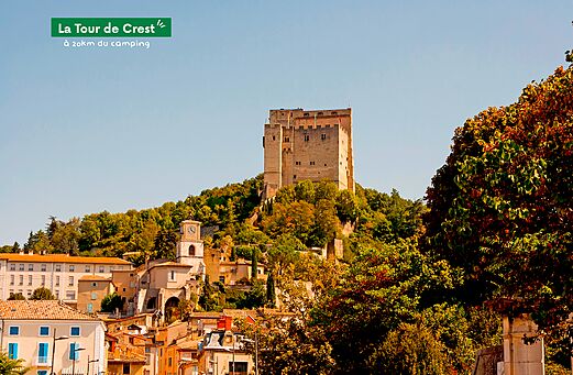 Middeleeuwse Toren van Crest boven de stad en de Drôme, bezienswaardigheid.
