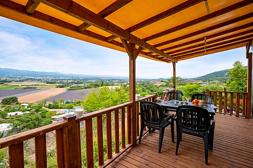 Overdekt terras accommodatie met panoramisch uitzicht op camping CLICOCHIC Bastets in Marsanne (26).