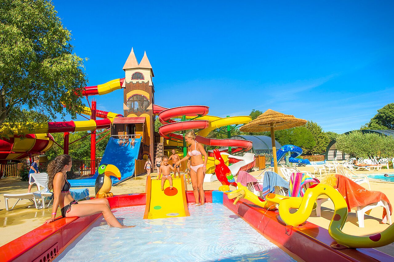 Reuzenglijbanen, peuterbad en waterspellen op camping CAPFUN Bastide in N�mes (30).