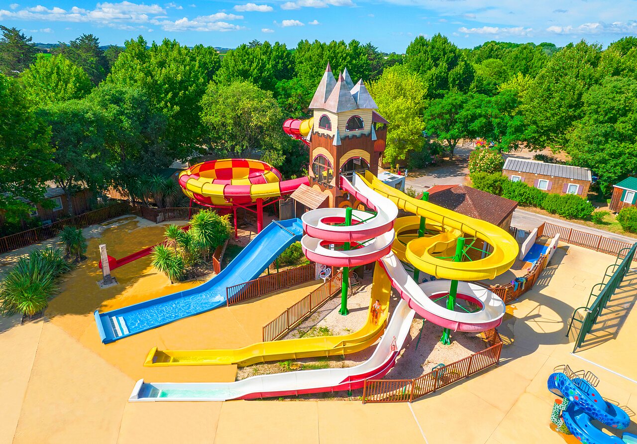 Kleurrijke waterglijbanen, speeltoren en kinderbad op camping CAPFUN Bastide in N�mes (30).