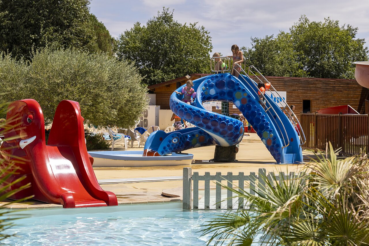 Kleurrijke waterglijbanen en kinderzwembad op camping CAPFUN Bastide in N�mes (30).