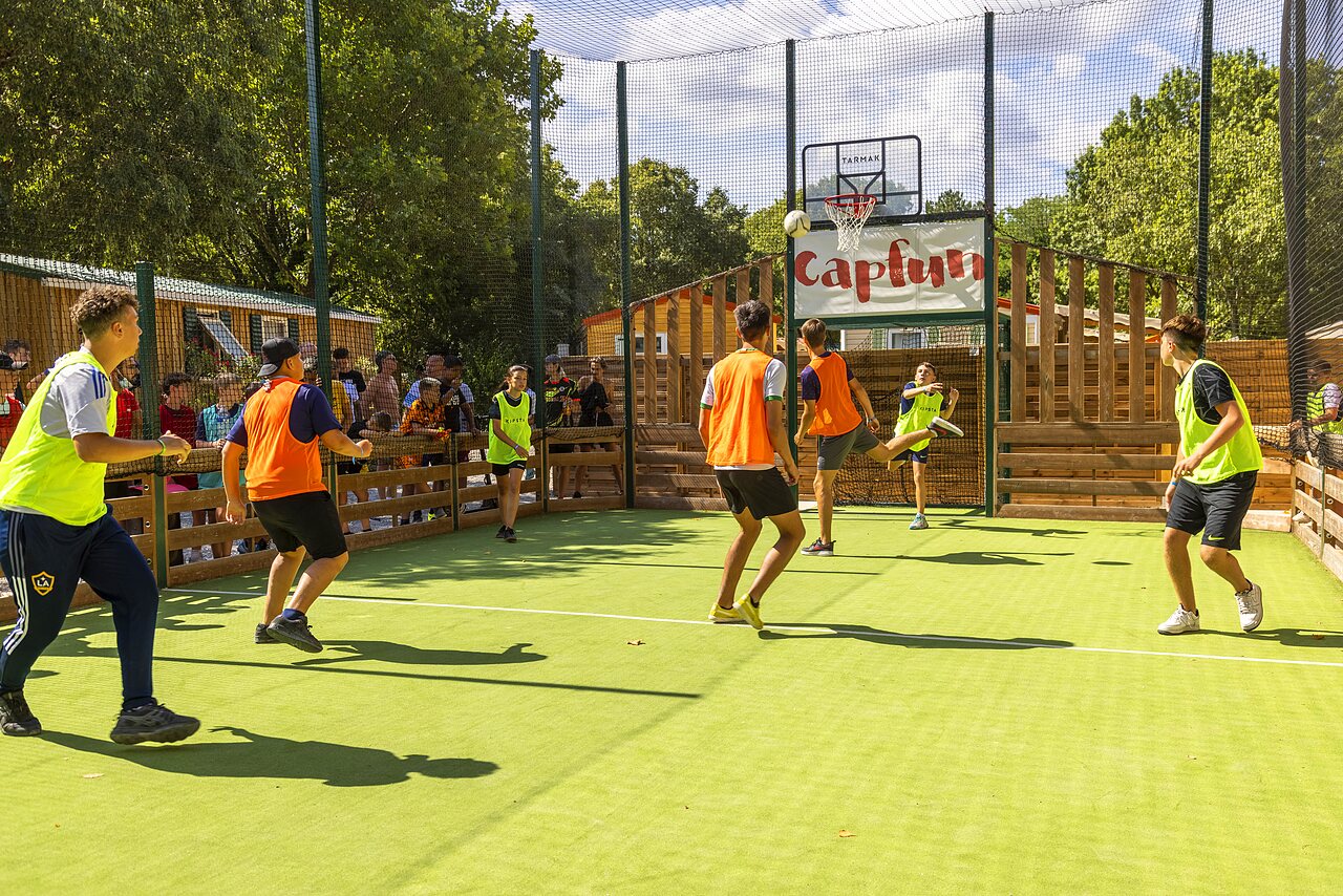 Multisportterrein met jongeren die basketbal spelen, op camping CAPFUN Bastide in N�mes (30).