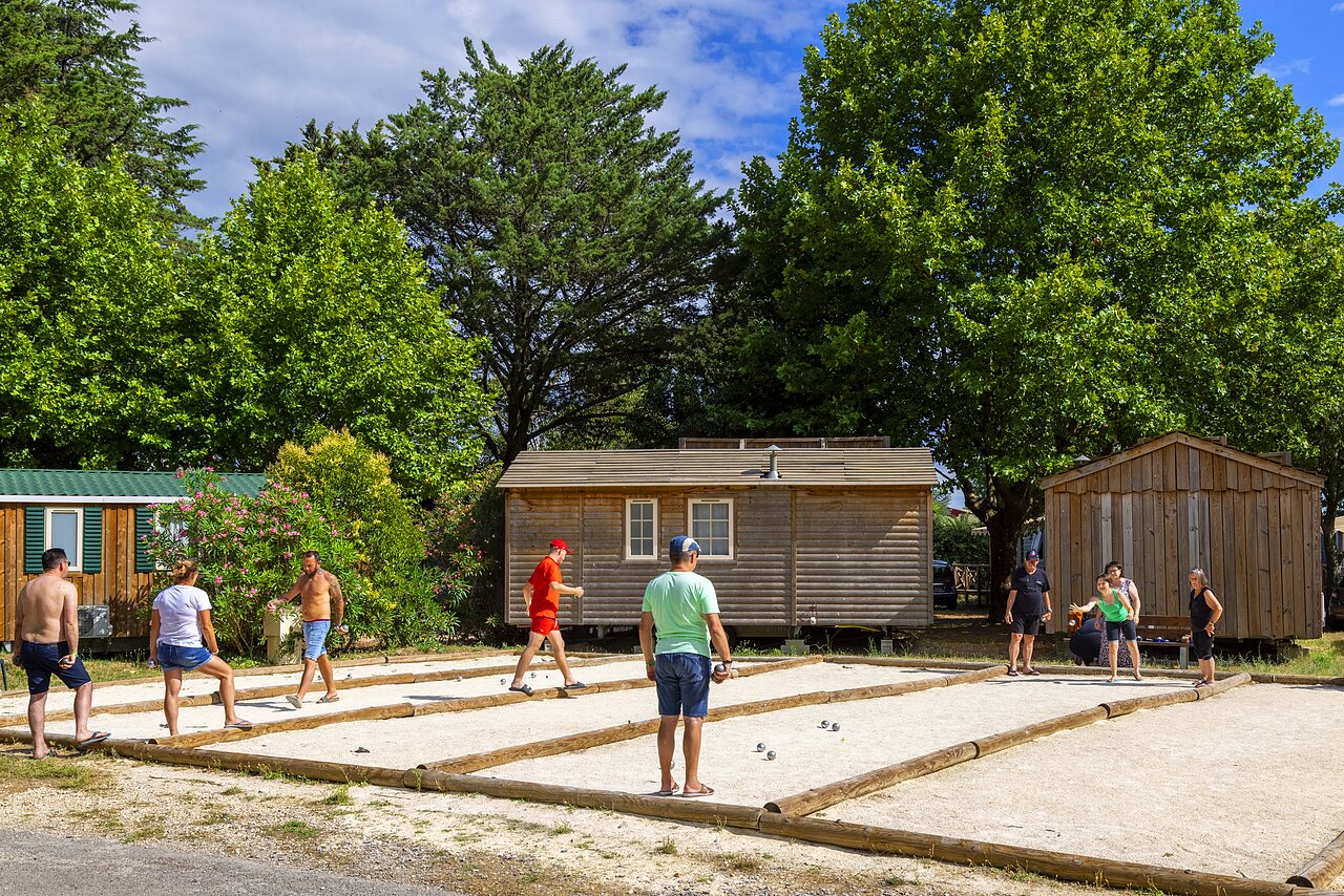 Levendig jeu de boules terrein met spelers op camping CAPFUN Bastide in N�mes (30).