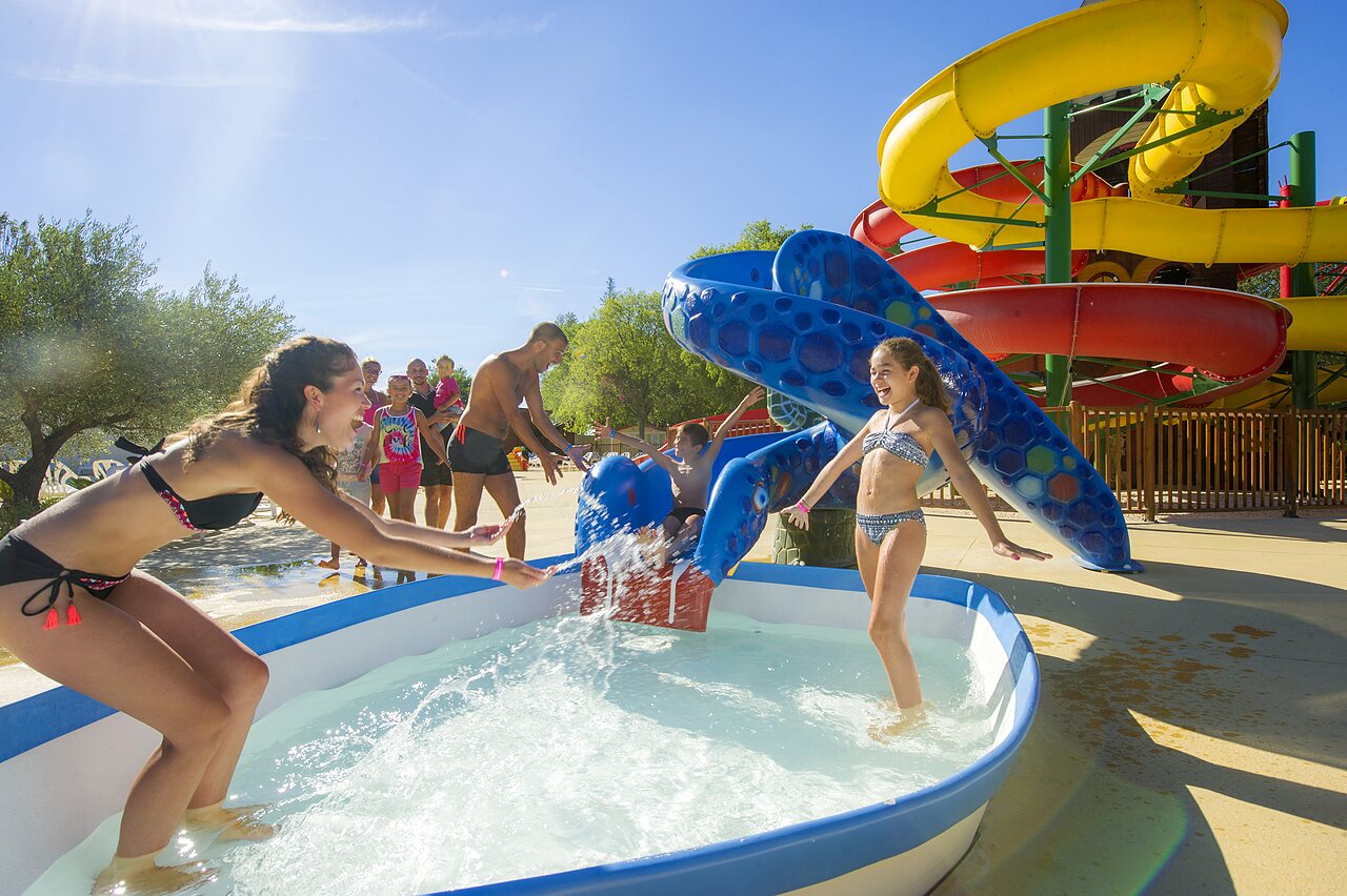 Waterglijbanen, waterspellen en peuterbad op camping CAPFUN Bastide N�mes (30).